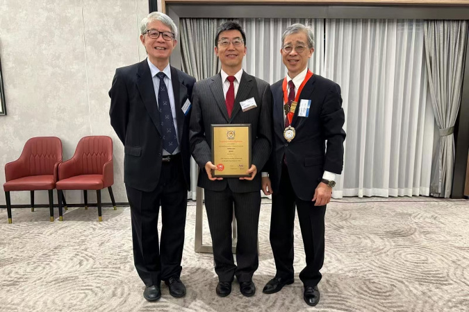 Prof. Zhang Limin (center), Ir Dr. Alex Chan Siu-Kun (right), and Ir Dr. Andrew Chan (left).
