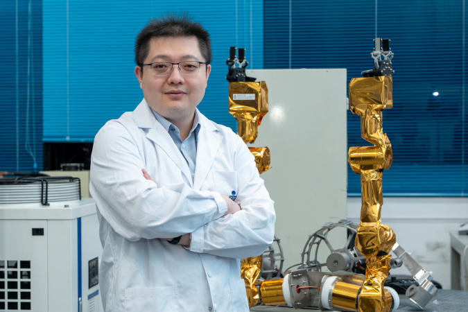 Prof. Duan is responsible for developing the robot’s ultra-dexterous control systems.