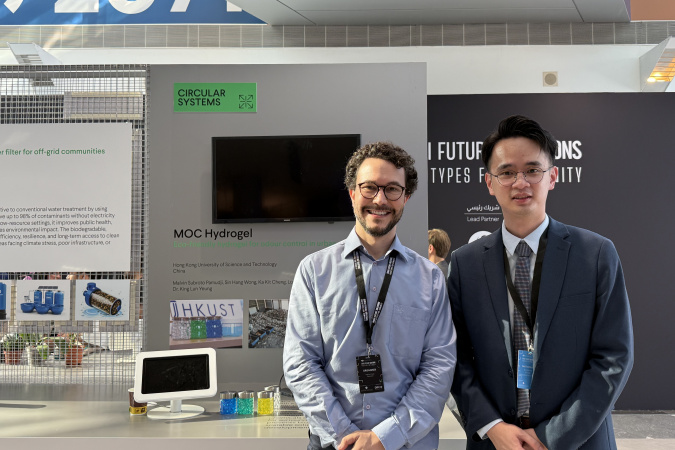 Mr. Tadeu Baldani Caravieri (left), Director of Prototypes for Humanity, visited the booth of MOC Hydrogel at the Prototypes for Humanity 2025 exhibition.