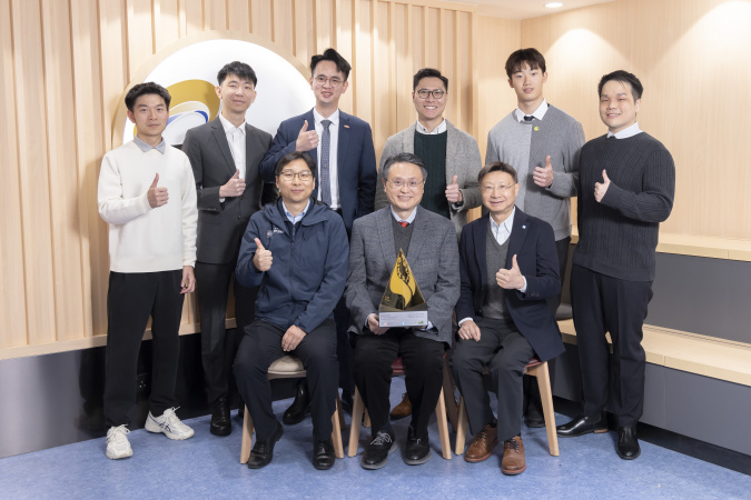 Prof. Yeung King-Lun (front row, center), Prof. Joseph Kwan (front row, right), Prof. Han Wei (front row, left) and team members won the top honour – Gold Award – of the 2024 Hong Kong Green Innovations Awards.