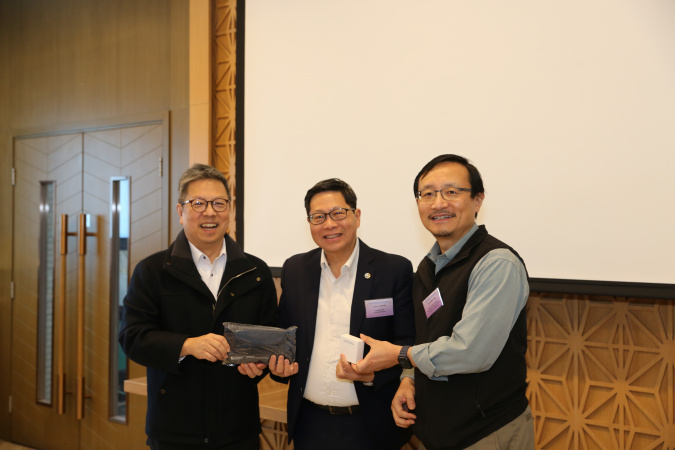 Ir Chris Cheung (center) received a souvenir from Prof. Hong K. Lo (left) and Prof. Chen Yong (right).