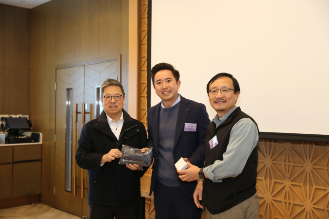Mr. Gary Chow (center) received a souvenir from Prof. Hong K. Lo (left) and Prof. Chen Yong (right).