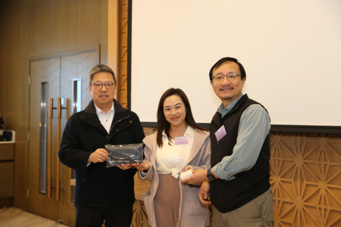 Ms. Gloriane Kam (center) received a souvenir from Prof. Hong K. Lo (left) and Prof. Chen Yong (right).