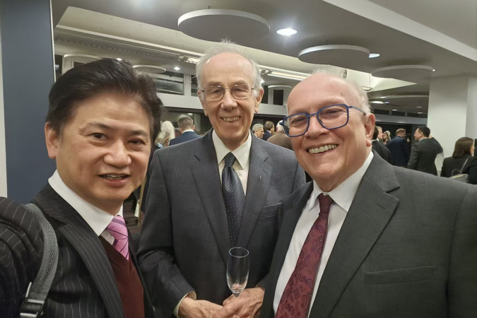 A group photo of Prof. Charles Ng (left) and his two doctoral and postdoctoral supervisors, the 32nd Rankine Lecturer Dr. Brian Simpson (center) and the 52nd Rankine Lecturer Prof. Malcolm Bolton (right).