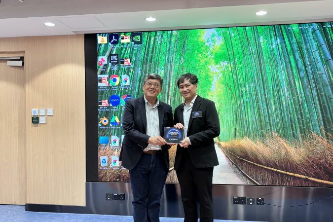 Prof. Ben Chan (right) received a souvenir from Prof. Wang Yu-Hsing (left), Director of E2I.
