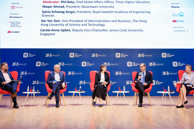 Prof. Tam Kar-Yan, Vice-President for Administration and Business of HKUST (second right), participates in a panel discussion titled “Borderless research in a nationalistic age: Utopian dream or achievable future?”.