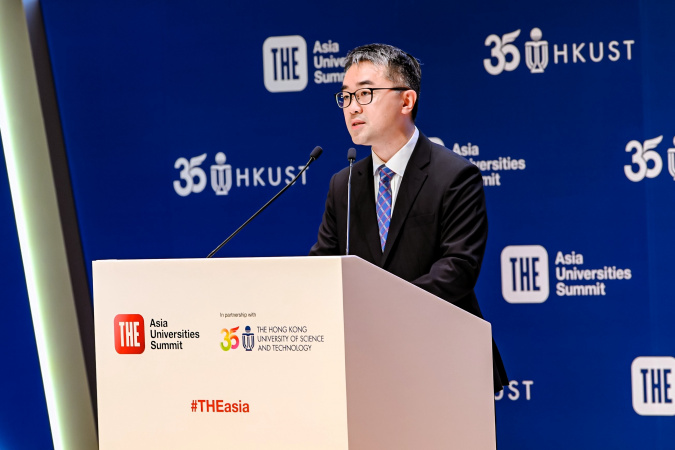 Dr. Sze Chun-Fai, Jeff delivers a speech at the ceremony, highlighting Hong Kong’s unique position as an international education.