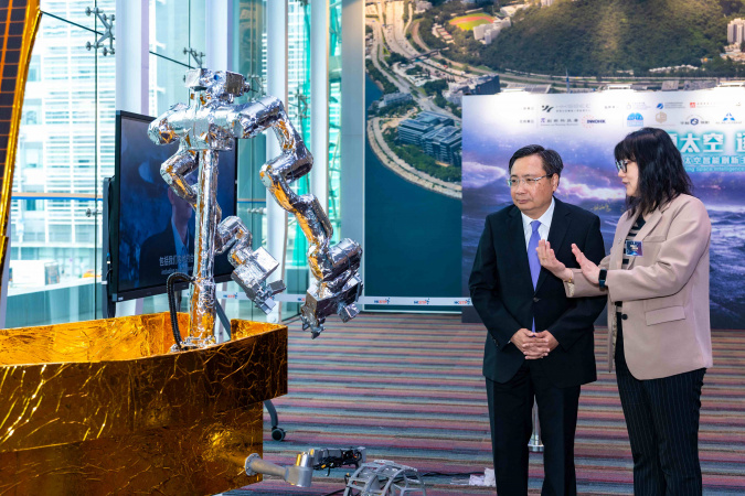 Prof. Gao Yang (right) briefs Mr. Ivan Lee Kwok-Bun (left) on the “Hong Kong Operation Robot,” highlighting its key features through a scale model.