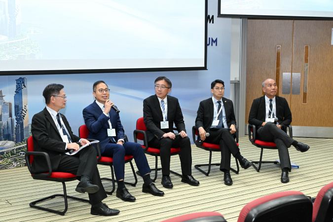 香港工程师学会秘书长薛永恒教授、工程师, GBS, JP（左一）主持「智慧城市政府倡议」专题讨论，与香港警务处、机电工程署、土木工程拓展署及运输署的代表探讨跨部门协调策略。