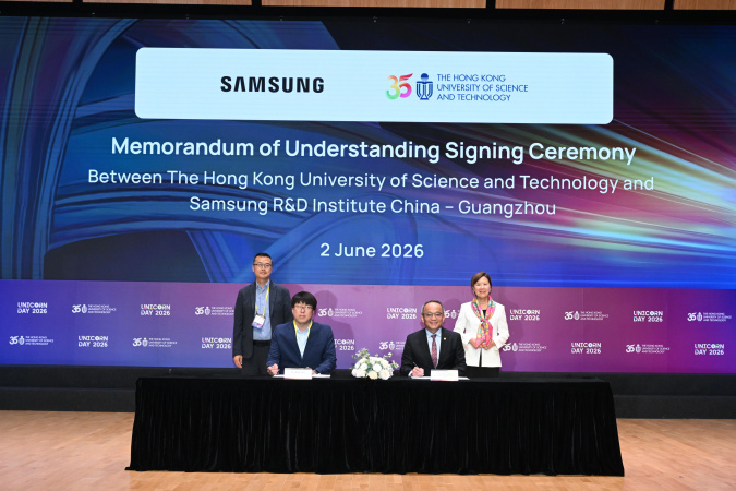 Under the witness of Prof. Nancy Ip (back row, right) and Mr. Seo Kwangmin (back row, left), CEO of Samsung R&D Institute China – Guangzhou, Prof. Tim Cheng (front row, right) and Mr. Seo Minho (front row, left), CFO and CHO of Samsung R&D Institute China – Guangzhou, sign an MOU.