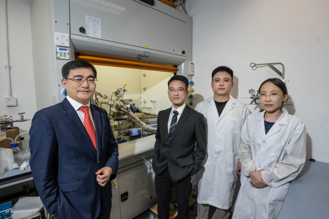 The research team includes Prof. Chen Guohua (first left), Dr. Liu Qiang (second left), Dr. Liu Yutong (first right), and Zhu Yinggang (second right), a PhD candidate of the City University of Hong Kong under Prof. Chen’s supervision and co-author of the study.