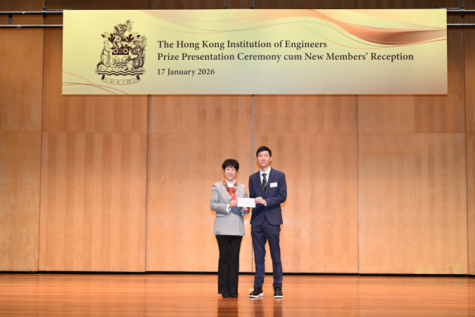 Eugene Cheung Hon (right) received a scholarship renewal letter from Ir Alice Chow, HKIE President for Session 2025/26.