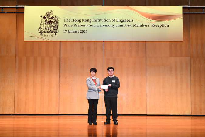 Freeman Tse Sze-Bok (right) was presented the scholarship by Ir Alice Chow, HKIE President for Session 2025/26.
