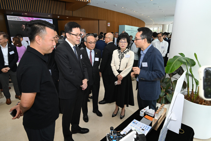 Distinguished guests tour the innovation showcases and learn about the industrialization potential of HKUST’s research outcomes.