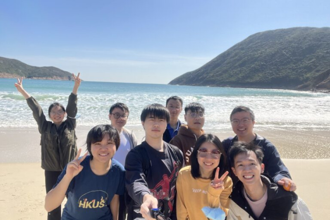 Prof. Sun and his students enjoy Hong Kong’s natural scenery in their leisure time.