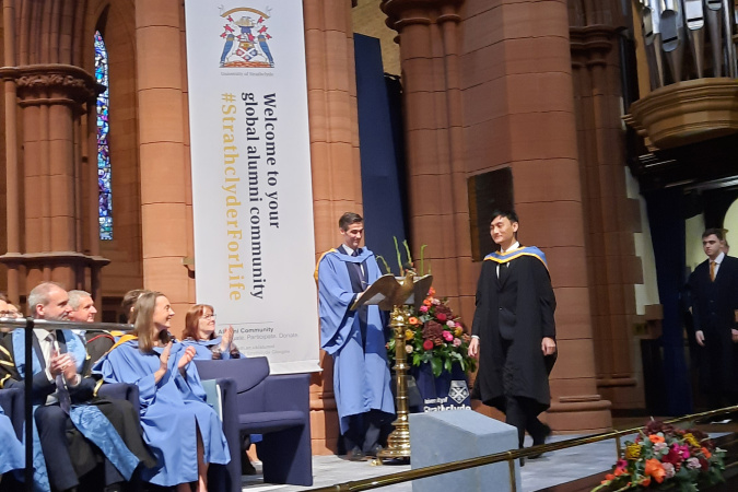 去年11月初，Binnie出席史特拉斯克莱德大学在Barony Hall举行的毕业礼，以优等成绩获授理学硕士学位。