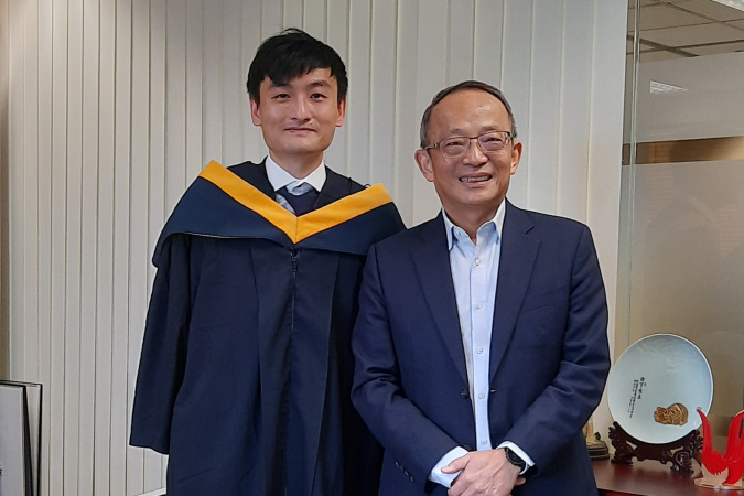 Binnie与科大副校长（研究及发展）及前工学院院长郑光廷教授合影。