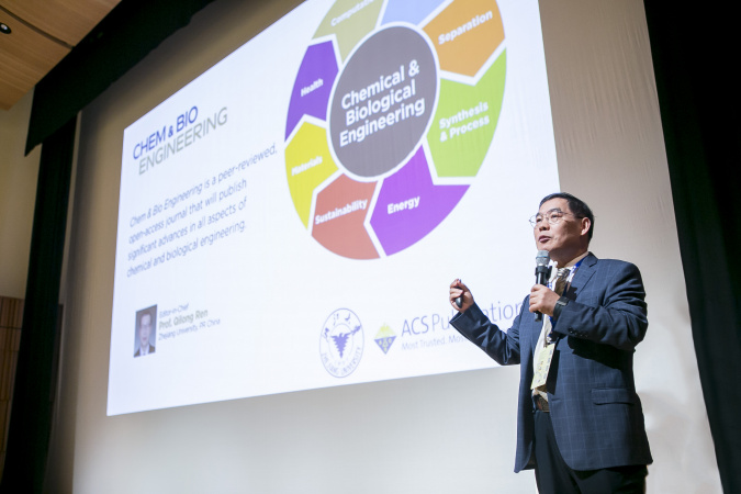 Prof. Shen Youqing, Dean of the College of Chemical and Biological Engineering at Zhejiang University, delivered a plenary talk on “Anticancer Nanomedicine: Rational Design and Clinical Translation”.