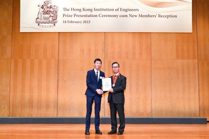 Eugene Cheung Hon (left) was presented the scholarship by Ir. Aaron Bok Kwok-Ming (right), HKIE President for Session 2022/23.