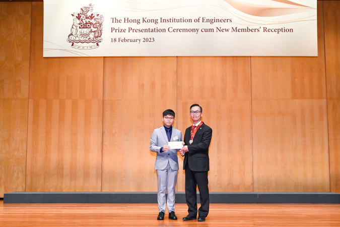 Law Cheuk-Him (left) was presented the scholarship by Ir. Aaron Bok Kwok-Ming (right), HKIE President for Session 2022/23.
