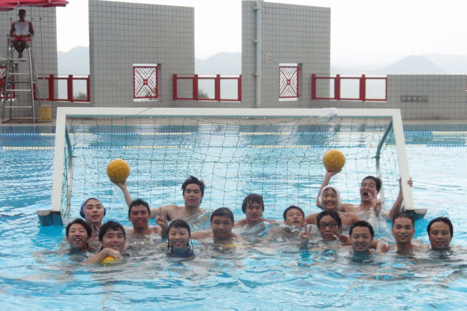 Sai-Kit (front row, third right) loves water sports. Wherever he swam overseas, he missed the HKUST swimming pool. He was the captain of the HKUST Swimming Team and a member of the Water Polo Team. 