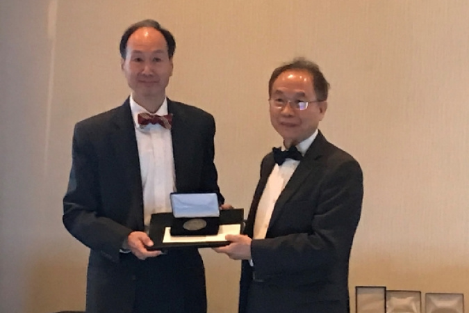 Prof. WU Shin-Tson (right), Honors and Awards Chair of the Society for Information Display (SID), presented the award to Prof. Kwok at the SID Award Banquet.