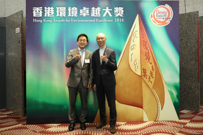 Prof. CHEN (left) celebrated his achievement with Mr. WONG Kam-Sing, Secretary for the Environment of the HKSAR.