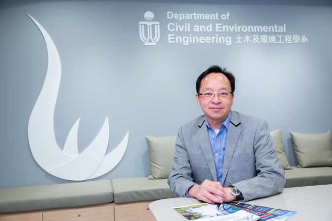 校友梁雄光是工學院成立早期設有的土木及結構工程學系（現名為土木及環境工程學系）兩位碩士畢業生之一。