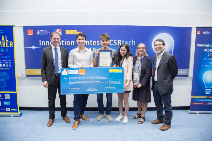 Mr. Frédéric Bretar presents an award to the winning team BeeInventor, accompanied by Ms Brigitte Dumont and Prof. Chow King-Lau.