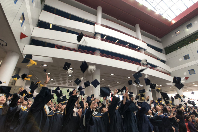 畢業典禮後，畢業生將禮帽拋起以示慶祝。