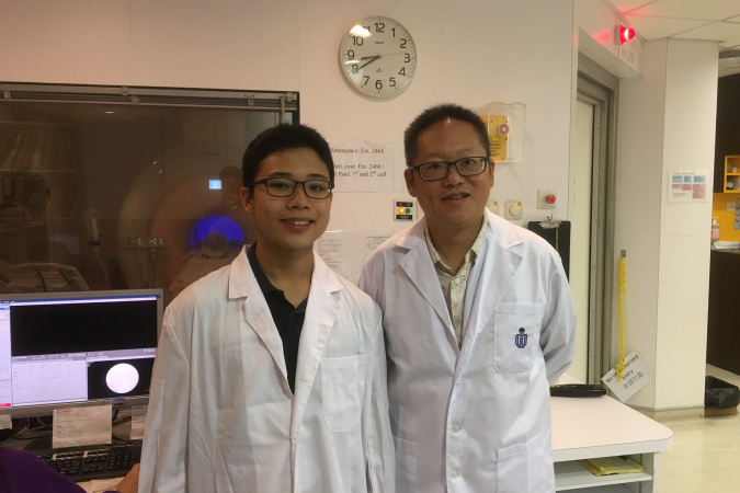 Prof. So (right) and his undergraduate student Felix Cho in HKUST’s Individualized Interdisciplinary Major Program during a functional magnetic resonance imaging (MRI) study at Prince of Wales Hospital.