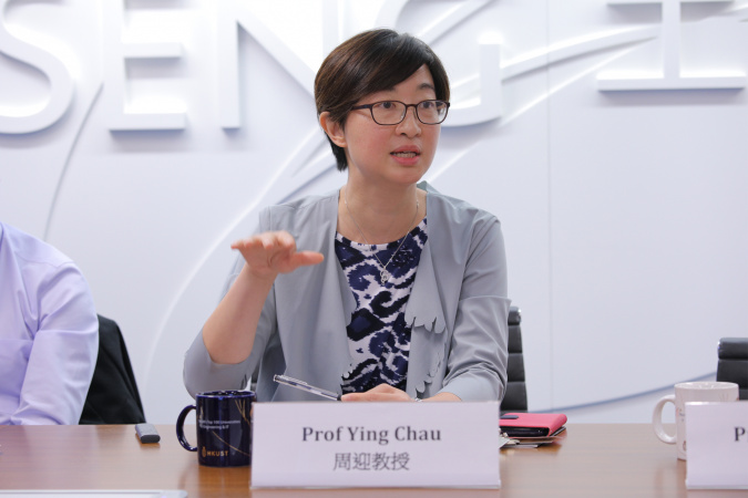 周迎教授解释最新推出的生物工程本科生课程如何支持香港政府重点发展生物医学技术和大数据。