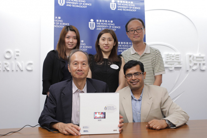 郭教授（前左）及其研究團隊均來自科大先進顯示與光電子技術國家重點實驗室。