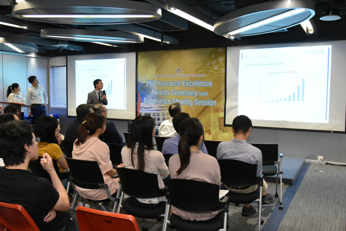 Dr. YU Xiang-hao gave a sharing of his research life to current students after receiving the award.
