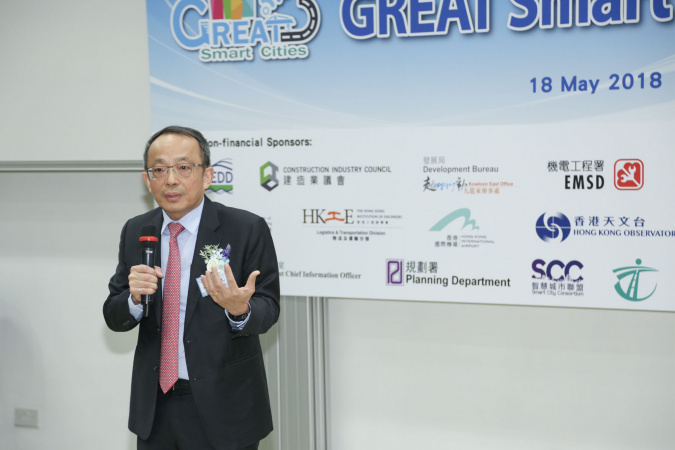 HKUST Dean of Engineering Prof Tim Cheng congratulates faculty members from the School of Engineering and from other disciplines for their collaborative effort in promoting smart cities.