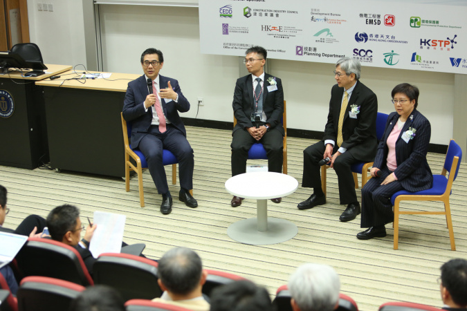 Dr Winnie Tang (1st right), Founder and Honorary President, Smart City Consortium, leads a panel discussion on smart city initiatives in Hong Kong. On the panel were (from left) Ir Allen Yeung, Government Chief Information Officer; Ir Dr Julian Kwan, Chief Geotechnical Engineer, Civil Engineering and Development Department; and Mr Silas Liu, Chief Town Planner, Planning Department.