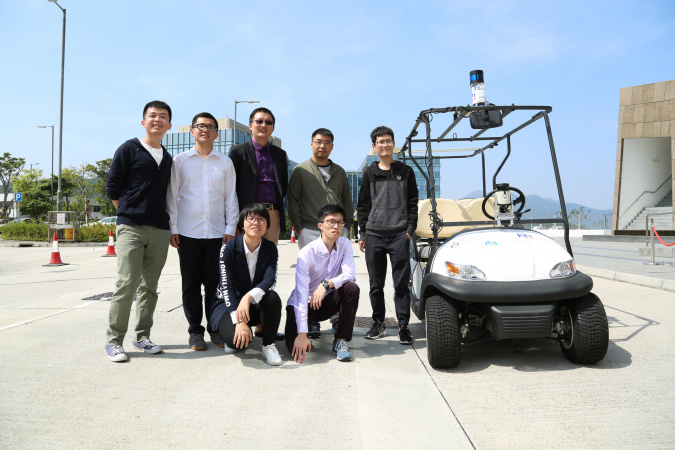 劉明教授（後排中）與其學生團隊，及他們研發的無人車。