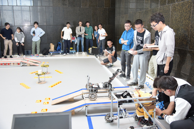 科大學生和他們的機器人。