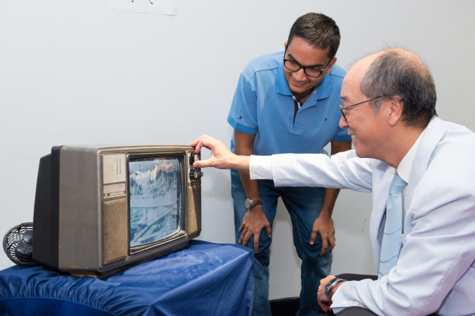 Urvil introduced the MemoTV to HKUST President Prof Tony F Chan during the project exhibition.