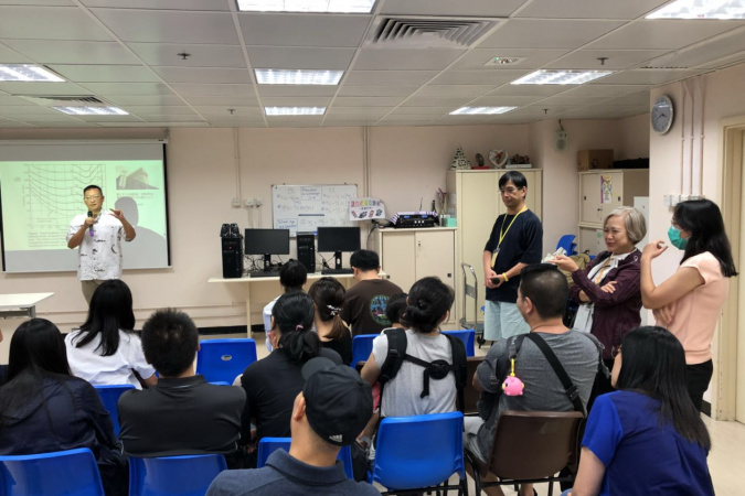 Prof Richard So gave a talk on hearing impairment to parents of hearing-impaired children.