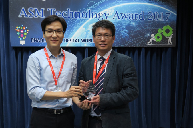 Prof Christopher Chao (right), Head of Mechanical and Aerospace Engineering, received a memorial crystal for Institution of Gold Award on behalf of the School of Engineering from Mr Eric Mok (Vice President, Technology, ASMPT)