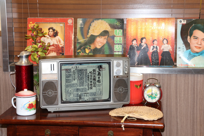 The MemoTV set, against the background of nostalgic paraphernalia.