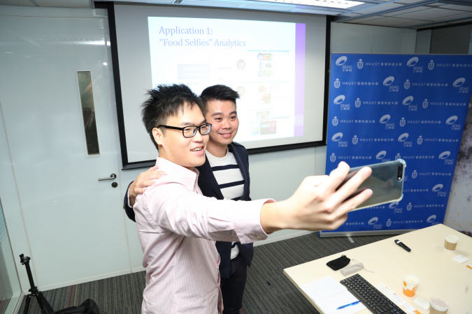 张栢鸣(左)与他的博士导师许丕文教授来个自拍。