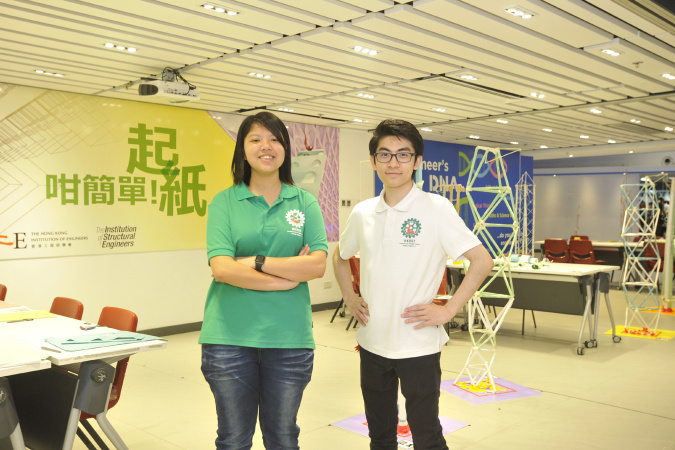 Engineering undergraduates Hazel Lam (left) and Jeffrey Tsang (right) took the lead in executing the paper tower challenge under the advice of a group of structural engineers from HKIE.
