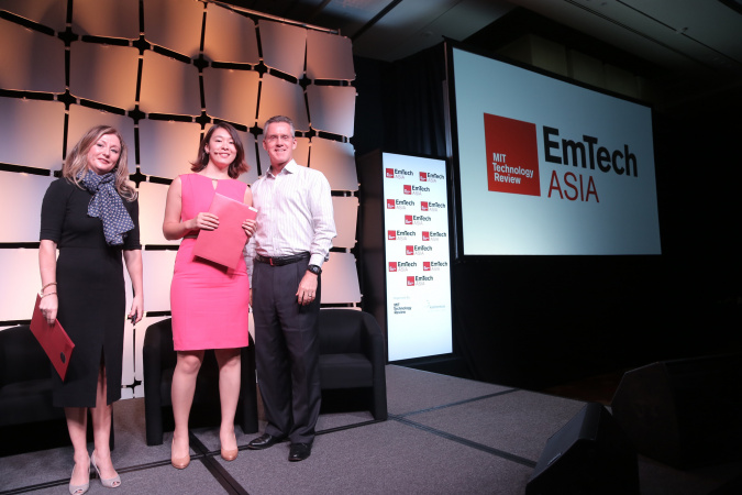 Prof Angela Wu received the Innovators Under 35 Asia Award from Steve Leonard (right), Founding CEO of SGInnovate, EmTech Asia’s Disruptive Innovation Partner, and Antoinette Matthews, Vice President of Licensing and Communities, MIT Technology Review (left).