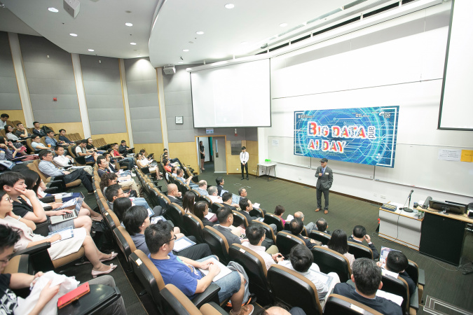 香港科技大学（科大）大数据研究所今天首次举行大数据及人工智能日。世界级专家及业内领袖与科大的学者作全面交流，讨论这范畴的未来发展。  大数据研究所於2016年成立至今，首办大数据及人工智能日，吸引了500多位参加者；他们包括来自本地和海外的学者和大学生，以及大数据和人工智能行业的精英，奠定大数据研究所在这范畴的领导地位。  其中一位主讲嘉宾 – 中央人民政府驻香港特别行政区联络办公室副主任，原中国科学院副院长谭铁牛博士说：「香港是大数据及人工智能研发的理想之地，而大数据和人工智能将使香港更智慧、更强大，是香港的希望。” 谭博士的讲题是 “大规模视像数据分析。」  叁位开幕主礼人為科大校长陈繁昌教授、副校长（研发及研究生教育）晨兴生命科学教授叶玉如教授，以及工学院院长郑光廷教授。  郑光廷院长说：「科大的大数据研究所已成為一个跨学科和跨机构的合作平台，使科大可以与业内伙伴合作，并开发这学术领域的新课程。」  他又说：「科大推出了有关大数据和人工智能的大规模举措， 包括成立叁个研究所和实验室 – 大数据研究所、微信-香港科技大学人工智能联合实验室、大数据生物智能实验室，以及两个开创性课程– 大数据科技理学硕士课程