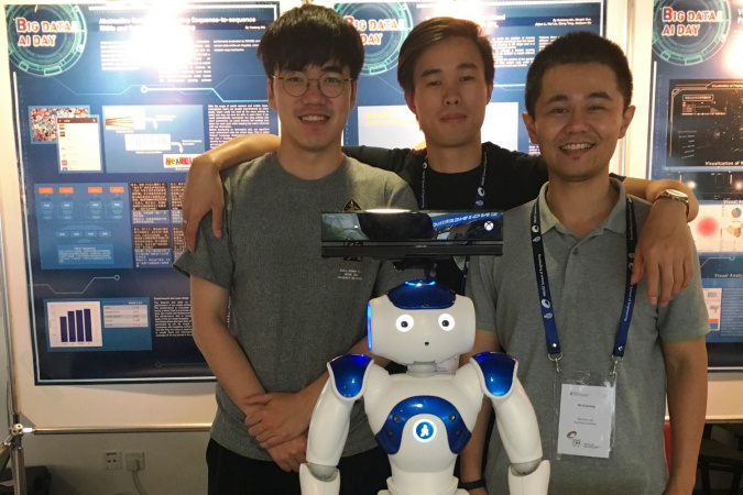 微信-香港科技大學人工智能聯合實驗室的學生展示他們的研究項目。 