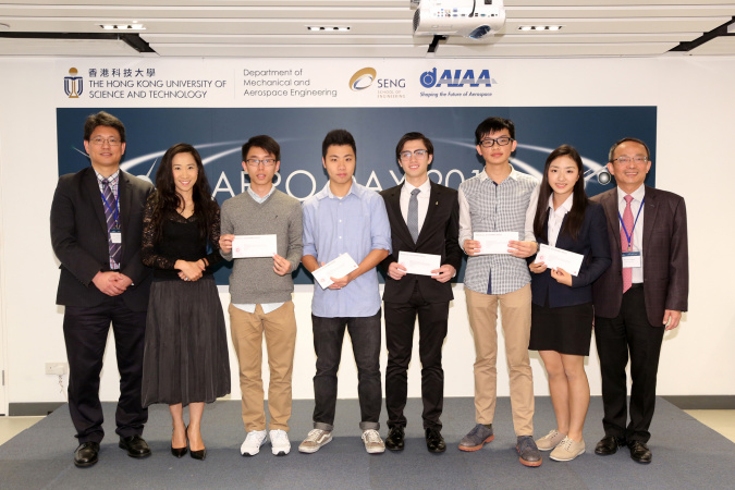 运输及房屋局首席助理秘书长（运输）聂继恩女士（左二）颁发「香港航空奖学金计划」奖项予五位一年级工程学本科生。