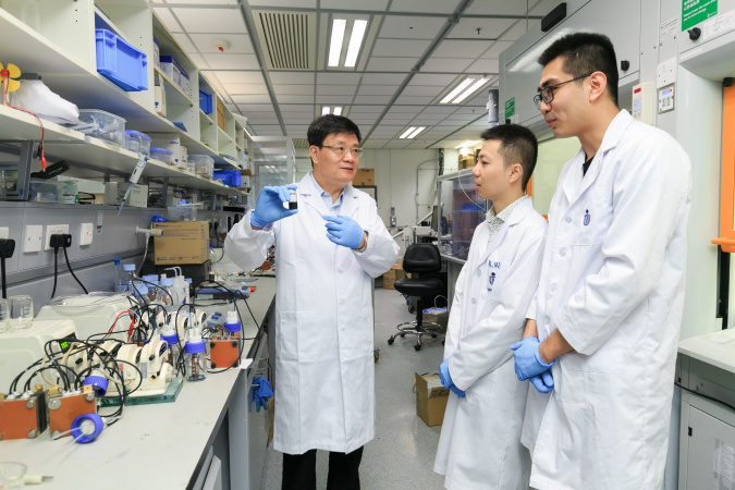 赵天寿教授（左）向团队其他成员展示电燃料。