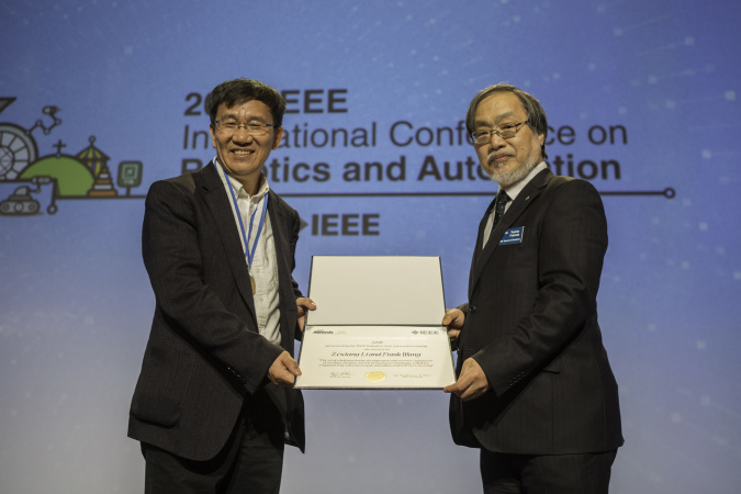 Prof. LI Zexiang (left) was presented with the 2019 IEEE Robotics and Automation Award at the IEEE International Conference on Robotics and Automation. Another co-recipient is alumnus Frank WANG (not pictured).